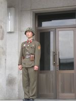 Sotilas Koreoiden raja-asemalla